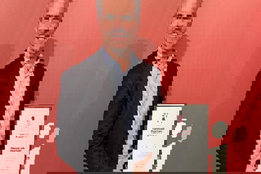 Teitur tekur við viðurkenningu